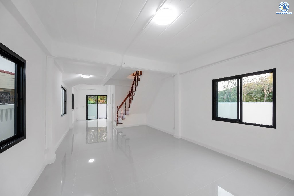 บ้านมือสองตกแต่งใหม่ พระปิ่น2 บรมราชชนนี เนื้อที่ 36.30 ตร.ว. ฟังก์ชัน 2 ห้องนอน 2 ห้องน้ำ เข้า-ออกได้สองเสั้นทาง โครงการติดถนนบรมราชชนนี เชื่อมต่อถนนศาลาธรรมสพน์ ใกล้ทางคู่ขนานลอยฟ้าบรมราชชนนี ใกล้จุดขึ้นทางด่วน "ศรีรัช" และห้างสรรพสินค้าเซ็นทรัลปิ่นเกล้า...